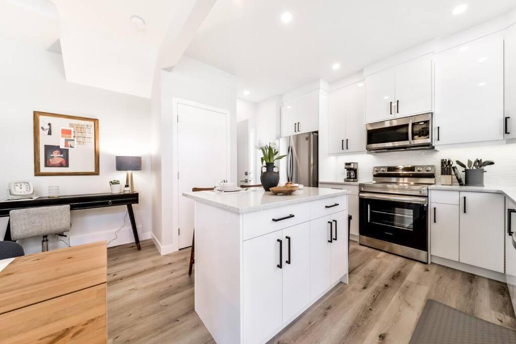 Modern Nordic Escape, 3Br Near Wem & Dt, Aircon & Fireplace, Wifi, Sleeps 6! Edmonton Zewnętrze zdjęcie