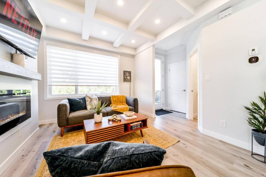 Modern Nordic Escape, 3Br Near Wem & Dt, Aircon & Fireplace, Wifi, Sleeps 6! Edmonton Zewnętrze zdjęcie